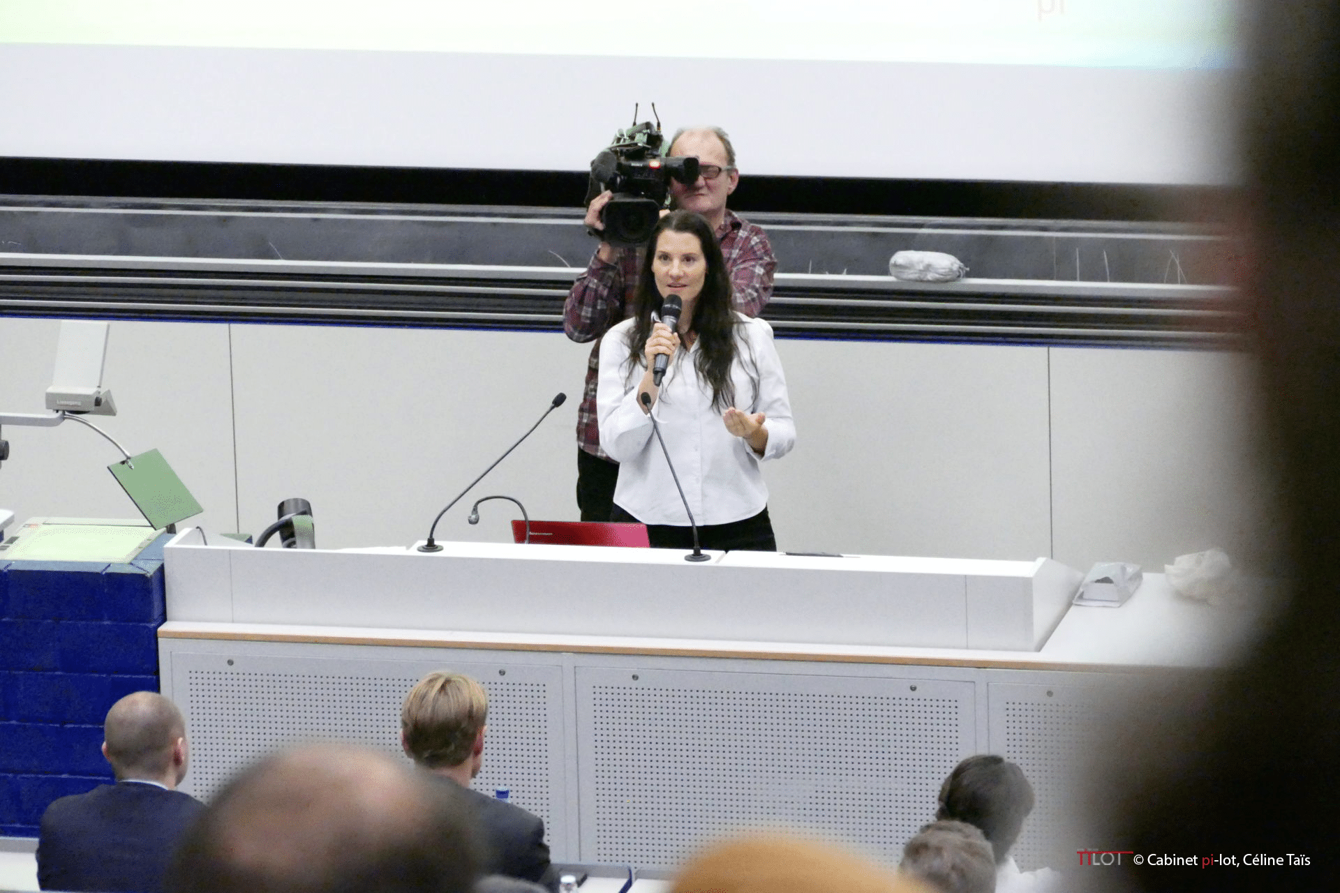 Céline Taïs, en pleine conférence
